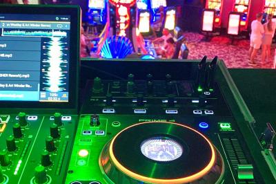 Miniature DJ Mougins (Alpes-Maritimes) - Dj Art Winder #8 Console de DJ avec enceintes sur une terrasse en hauteur, offrant une vue sur la mer et des bâtiments en arrière-plan.