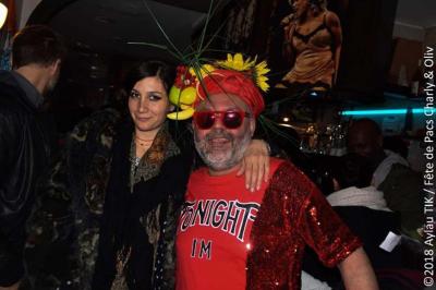Miniature Location salle Paris 11 (Paris) - Bar de l'Hôtel de la Paix #6 Façade d'un café avec une table extérieure en bois, revêtement en gazon synthétique et intérieur éclairé visible.