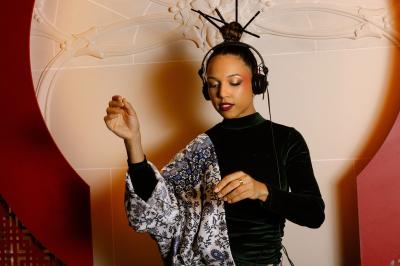 Miniature DJ Alfortville (Val-de-Marne) - Infinia #4 Personne ajustant les commandes d'une table de mixage en plein air, avec de l'herbe en arrière-plan.