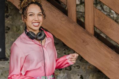 Miniature DJ Alfortville (Val-de-Marne) - Infinia #5 Personne ajustant les commandes d'une table de mixage en plein air, avec de l'herbe en arrière-plan.