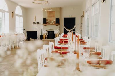 Miniature DJ Alfortville (Val-de-Marne) - Infinia #14 Personne ajustant les commandes d'une table de mixage en plein air, avec de l'herbe en arrière-plan.