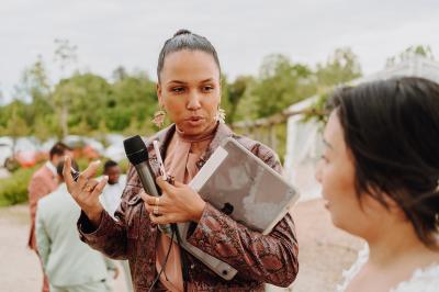 Miniature DJ Alfortville (Val-de-Marne) - Infinia #9 Personne ajustant les commandes d'une table de mixage en plein air, avec de l'herbe en arrière-plan.