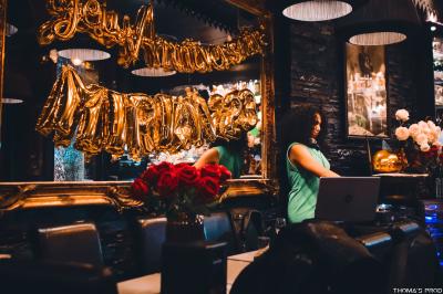 Miniature DJ Alfortville (Val-de-Marne) - Infinia #10 Personne ajustant les commandes d'une table de mixage en plein air, avec de l'herbe en arrière-plan.