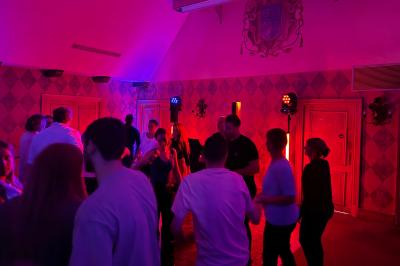 Miniature DJ Saint-Pierre-du-Perray (Essonne) - Rem's Dj Event #7 Des invités dansent joyeusement sous des lumières colorées dans une salle décorée pour une fête ou un mariage.