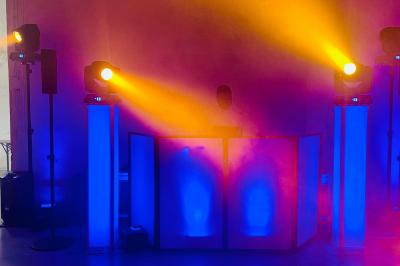 Miniature DJ Saint-Pierre-du-Perray (Essonne) - Rem's Dj Event #9 Des invités dansent joyeusement sous des lumières colorées dans une salle décorée pour une fête ou un mariage.