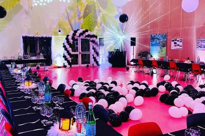 Miniature DJ Saint-Pierre-du-Perray (Essonne) - Rem's Dj Event #19 Des invités dansent joyeusement sous des lumières colorées dans une salle décorée pour une fête ou un mariage.