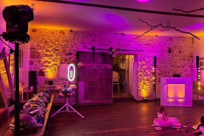 Miniature DJ Saint-Pierre-du-Perray (Essonne) - Rem's Dj Event #21 Des invités dansent joyeusement sous des lumières colorées dans une salle décorée pour une fête ou un mariage.