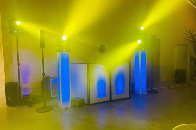 Miniature DJ Saint-Pierre-du-Perray (Essonne) - Rem's Dj Event #23 Des invités dansent joyeusement sous des lumières colorées dans une salle décorée pour une fête ou un mariage.