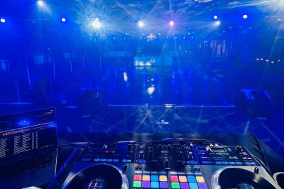 Miniature DJ Saint-Pierre-du-Perray (Essonne) - Rem's Dj Event #24 Des invités dansent joyeusement sous des lumières colorées dans une salle décorée pour une fête ou un mariage.
