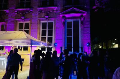 Miniature DJ Saint-Pierre-du-Perray (Essonne) - Rem's Dj Event #27 Des invités dansent joyeusement sous des lumières colorées dans une salle décorée pour une fête ou un mariage.