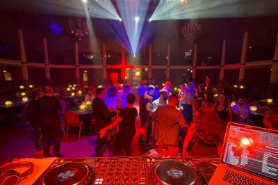 Miniature DJ Saint-Pierre-du-Perray (Essonne) - Rem's Dj Event #30 Des invités dansent joyeusement sous des lumières colorées dans une salle décorée pour une fête ou un mariage.
