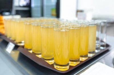 Miniature Traiteur Reyersviller (Moselle) - Le 58 Traiteur #5 Buffet avec plusieurs plats chauds en marmites en inox, accompagné de sauces et d'assiettes en arrière-plan.