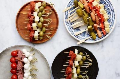 Miniature Traiteur Reyersviller (Moselle) - Le 58 Traiteur #10 Buffet avec plusieurs plats chauds en marmites en inox, accompagné de sauces et d'assiettes en arrière-plan.