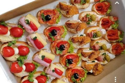 Miniature Traiteur Reyersviller (Moselle) - Le 58 Traiteur #13 Buffet avec plusieurs plats chauds en marmites en inox, accompagné de sauces et d'assiettes en arrière-plan.