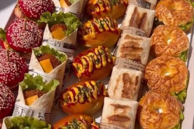 Miniature Traiteur Reyersviller (Moselle) - Le 58 Traiteur #17 Buffet avec plusieurs plats chauds en marmites en inox, accompagné de sauces et d'assiettes en arrière-plan.