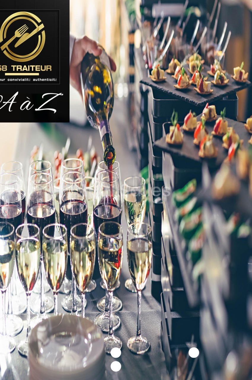 Service de vin rouge et blanc sur une table garnie de verrines et amuse-bouches lors d’un buffet traiteur.
