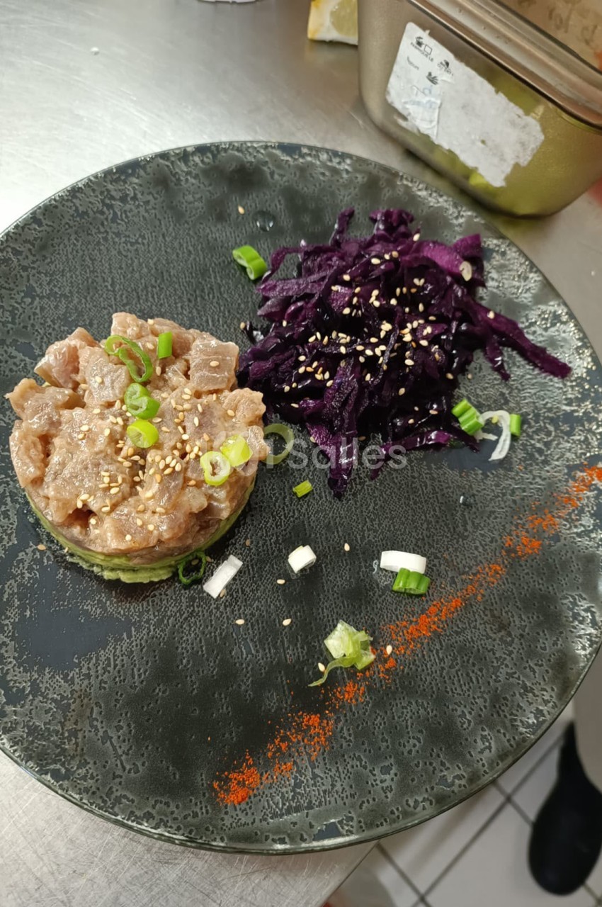 Assiette grise avec terrine de foie gras garnie de graines de sésame, betteraves rouges râpées et touches de paprika.