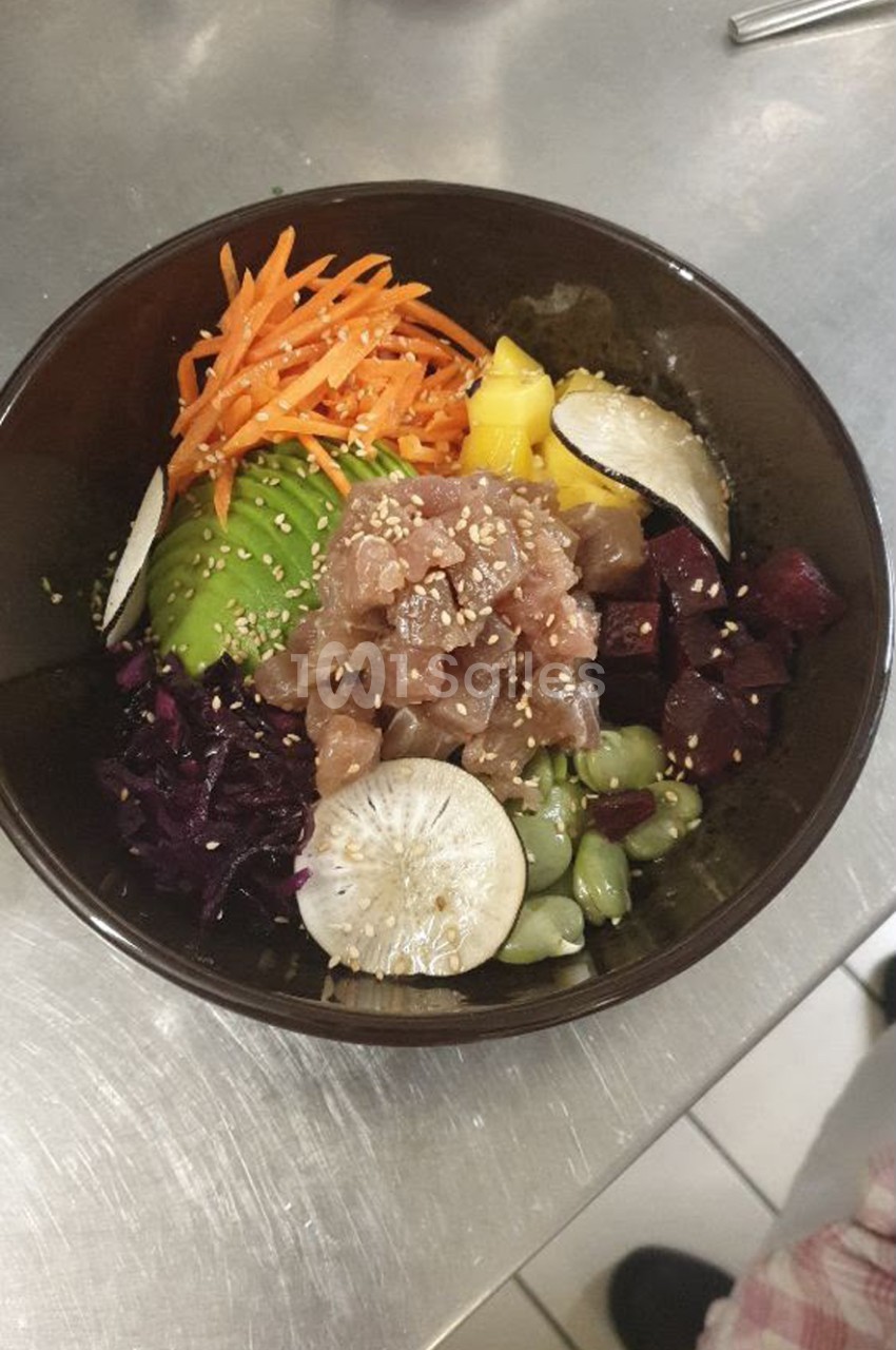 Bol de bibimbap avec viande, carottes râpées, germes de soja, concombre et oignon - cuisine coréenne.
