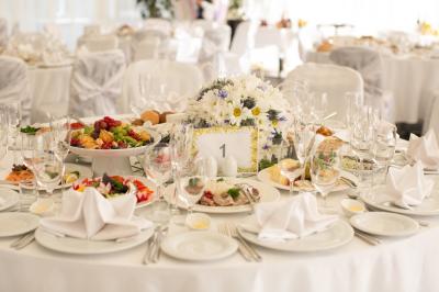 Miniature Traiteur Reyersviller (Moselle) - Le 58 Traiteur #4 Buffet avec plusieurs plats chauds et froids présentés dans des récipients en inox sur une table noire.