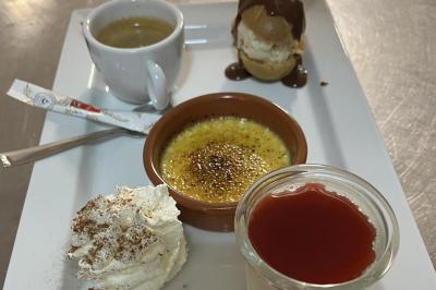 Miniature Traiteur Reyersviller (Moselle) - Le 58 Traiteur #9 Buffet avec plusieurs plats chauds et froids présentés dans des récipients en inox sur une table noire.