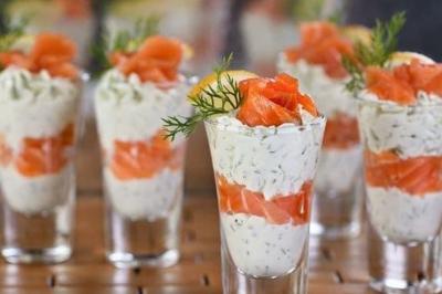 Miniature Traiteur Reyersviller (Moselle) - Le 58 Traiteur #11 Buffet avec plusieurs plats chauds et froids présentés dans des récipients en inox sur une table noire.