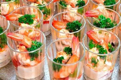 Miniature Traiteur Reyersviller (Moselle) - Le 58 Traiteur #15 Buffet avec plusieurs plats chauds et froids présentés dans des récipients en inox sur une table noire.