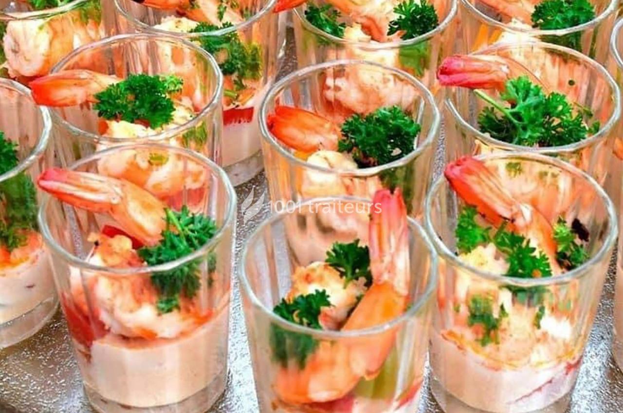 Verrines garnies de crevettes, persil et sauce, présentées sur un plateau pour un service de réception.