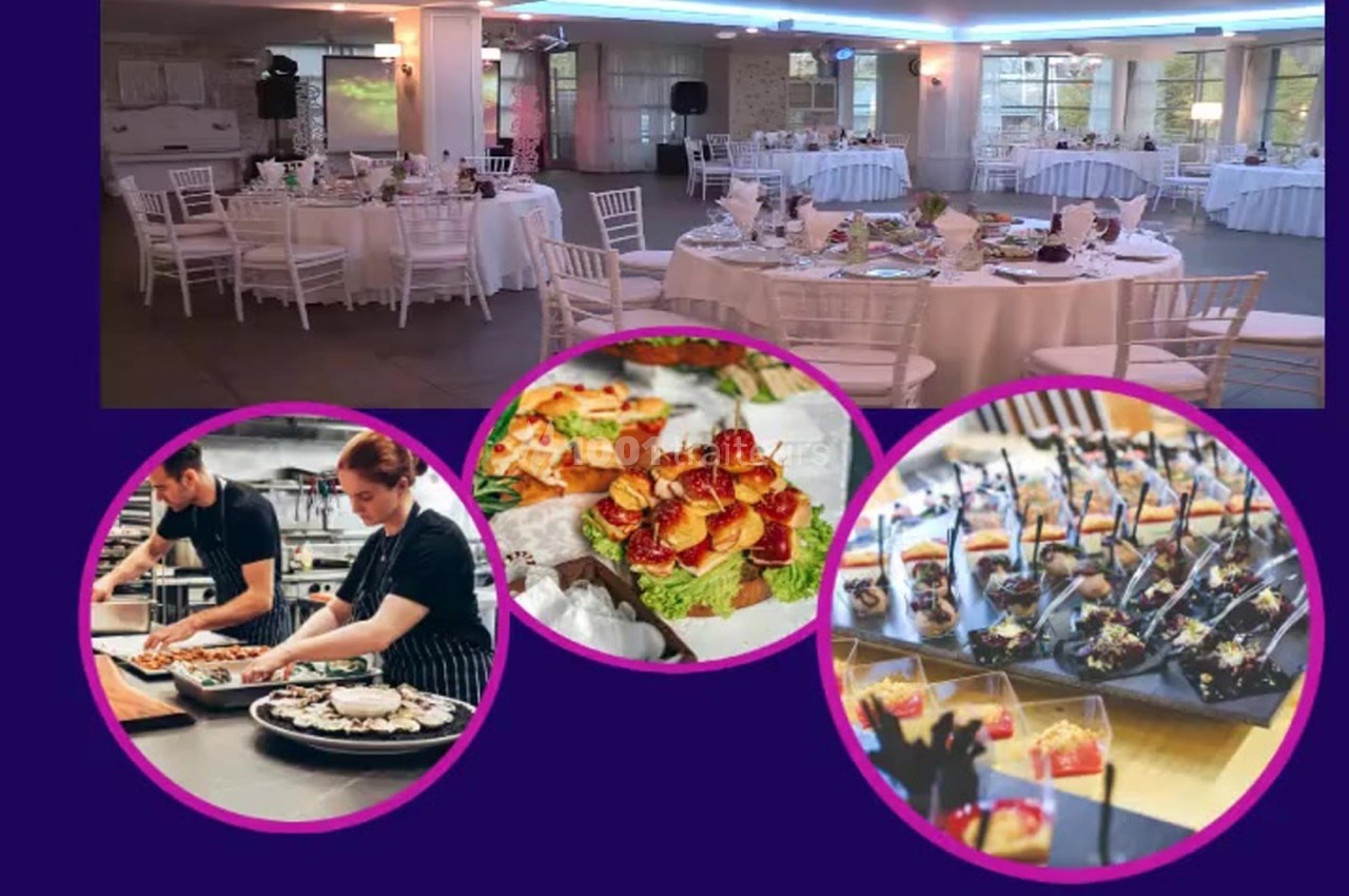 Salle de réception décorée avec des tables dressées et exemples de plats gastronomiques présentés en buffet.