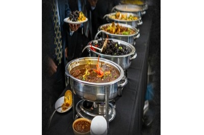 Miniature Traiteur Reyersviller (Moselle) - Le 58 Traiteur #21 Buffet avec plusieurs plats chauds et froids présentés dans des récipients en inox sur une table noire.