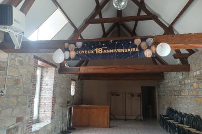 Miniature Location salle Esmery-Hallon (Somme) - La Bergerie #8 Salle de réception en pierre avec tables dressées, décorations florales et bougies, éclairée par la lumière naturelle.