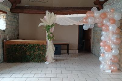 Miniature Location salle Esmery-Hallon (Somme) - La Bergerie #5 Salle de réception en pierre avec tables dressées, décorations florales et bougies, éclairée par la lumière naturelle.