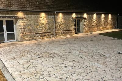 Miniature Location salle Esmery-Hallon (Somme) - La Bergerie #14 Salle de réception en pierre avec tables dressées, décorations florales et bougies, éclairée par la lumière naturelle.