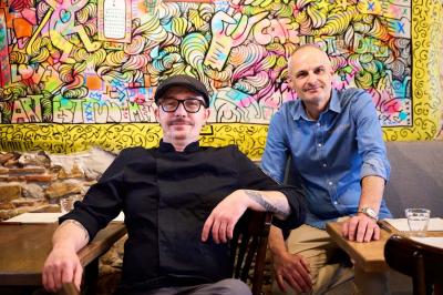 Miniature Location salle Lyon 2 (Rhône) - Café Hôtel Dieu #17 Pot de mousse au chocolat dans un bocal en verre ouvert, posé sur une assiette avec une cuillère en métal.