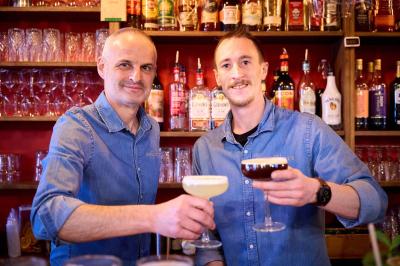 Miniature Location salle Lyon 2 (Rhône) - Café Hôtel Dieu #12 Pot de mousse au chocolat dans un bocal en verre ouvert, posé sur une assiette avec une cuillère en métal.