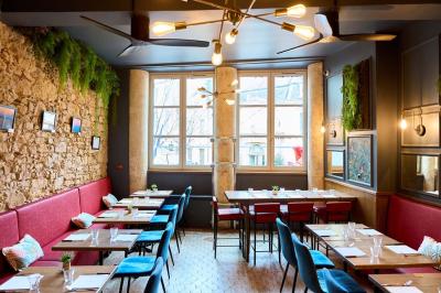 Miniature Location salle Lyon 2 (Rhône) - Café Hôtel Dieu #11 Pot de mousse au chocolat dans un bocal en verre ouvert, posé sur une assiette avec une cuillère en métal.