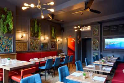 Miniature Location salle Lyon 2 (Rhône) - Café Hôtel Dieu #10 Pot de mousse au chocolat dans un bocal en verre ouvert, posé sur une assiette avec une cuillère en métal.