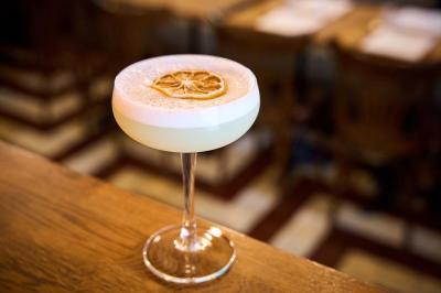 Miniature Location salle Lyon 2 (Rhône) - Café Hôtel Dieu #14 Pot de mousse au chocolat dans un bocal en verre ouvert, posé sur une assiette avec une cuillère en métal.