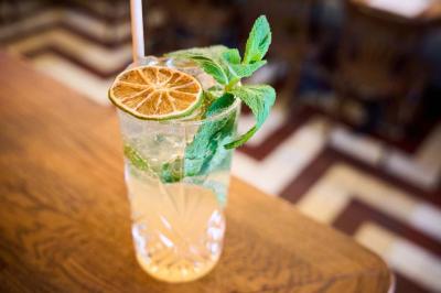 Miniature Location salle Lyon 2 (Rhône) - Café Hôtel Dieu #15 Pot de mousse au chocolat dans un bocal en verre ouvert, posé sur une assiette avec une cuillère en métal.