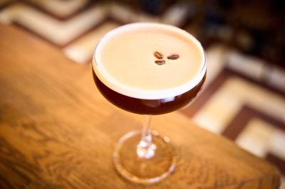 Miniature Location salle Lyon 2 (Rhône) - Café Hôtel Dieu #16 Pot de mousse au chocolat dans un bocal en verre ouvert, posé sur une assiette avec une cuillère en métal.