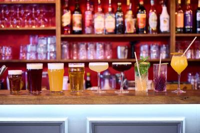 Miniature Location salle Lyon 2 (Rhône) - Café Hôtel Dieu #13 Pot de mousse au chocolat dans un bocal en verre ouvert, posé sur une assiette avec une cuillère en métal.