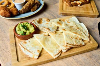 Miniature Location salle Lyon 2 (Rhône) - Café Hôtel Dieu #20 Pot de mousse au chocolat dans un bocal en verre ouvert, posé sur une assiette avec une cuillère en métal.