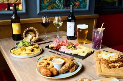 Miniature Location salle Lyon 2 (Rhône) - Café Hôtel Dieu #19 Pot de mousse au chocolat dans un bocal en verre ouvert, posé sur une assiette avec une cuillère en métal.