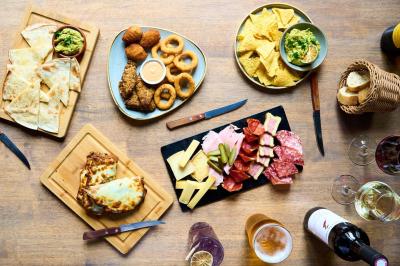 Miniature Location salle Lyon 2 (Rhône) - Café Hôtel Dieu #18 Pot de mousse au chocolat dans un bocal en verre ouvert, posé sur une assiette avec une cuillère en métal.