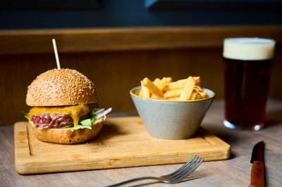Miniature Location salle Lyon 2 (Rhône) - Café Hôtel Dieu #22 Pot de mousse au chocolat dans un bocal en verre ouvert, posé sur une assiette avec une cuillère en métal.