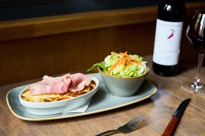 Miniature Location salle Lyon 2 (Rhône) - Café Hôtel Dieu #24 Pot de mousse au chocolat dans un bocal en verre ouvert, posé sur une assiette avec une cuillère en métal.