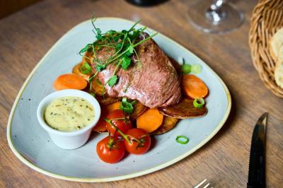 Miniature Location salle Lyon 2 (Rhône) - Café Hôtel Dieu #25 Pot de mousse au chocolat dans un bocal en verre ouvert, posé sur une assiette avec une cuillère en métal.