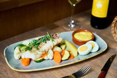 Miniature Location salle Lyon 2 (Rhône) - Café Hôtel Dieu #26 Pot de mousse au chocolat dans un bocal en verre ouvert, posé sur une assiette avec une cuillère en métal.