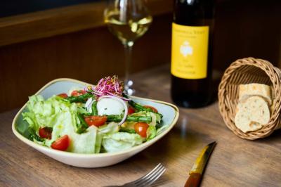 Miniature Location salle Lyon 2 (Rhône) - Café Hôtel Dieu #27 Pot de mousse au chocolat dans un bocal en verre ouvert, posé sur une assiette avec une cuillère en métal.