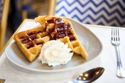 Miniature Location salle Lyon 2 (Rhône) - Café Hôtel Dieu #28 Pot de mousse au chocolat dans un bocal en verre ouvert, posé sur une assiette avec une cuillère en métal.