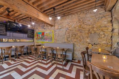 Miniature Location salle Lyon 2 (Rhône) - Café Hôtel Dieu #4 Pot de mousse au chocolat dans un bocal en verre ouvert, posé sur une assiette avec une cuillère en métal.